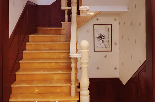 平桥中式别墅室内汉白玉石楼梯的定制安装装饰效果