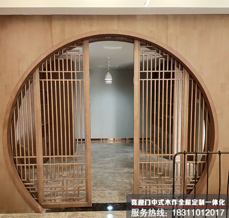 平桥圆形造型的原木色中式推拉木门展示